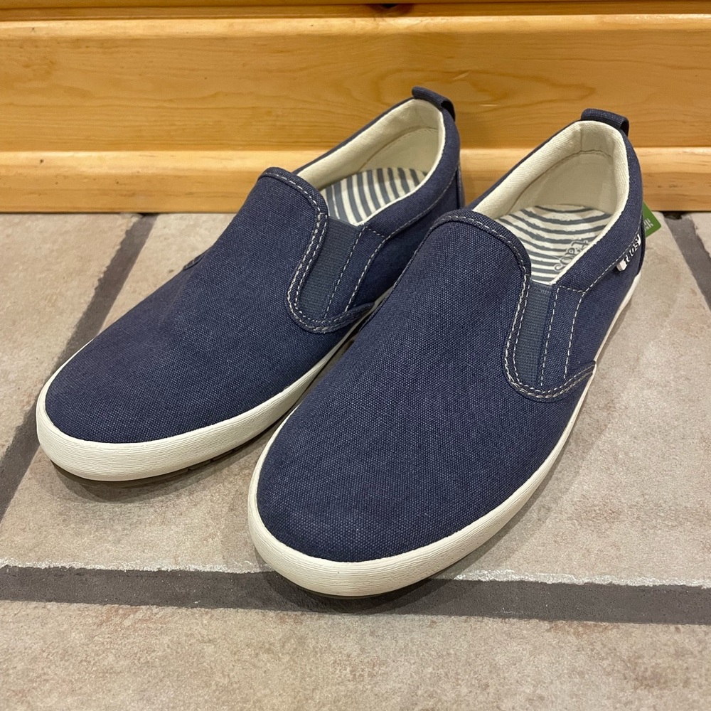 NWT Taos Slip On Blue Canvas Sneaker 6.5
